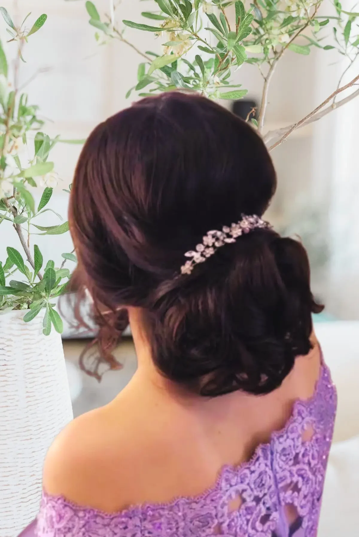 #10 Moño medio bajo con diadema floral