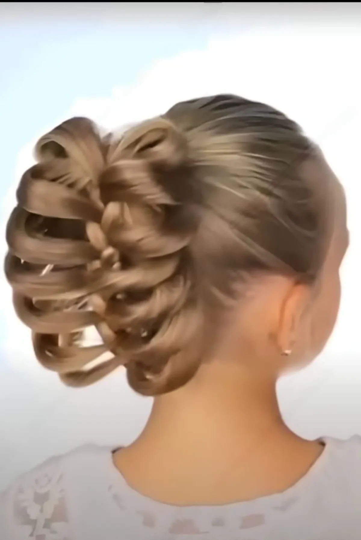 Recogido de ondas entrelazadas. El mejor de los 7 peinados para escuela